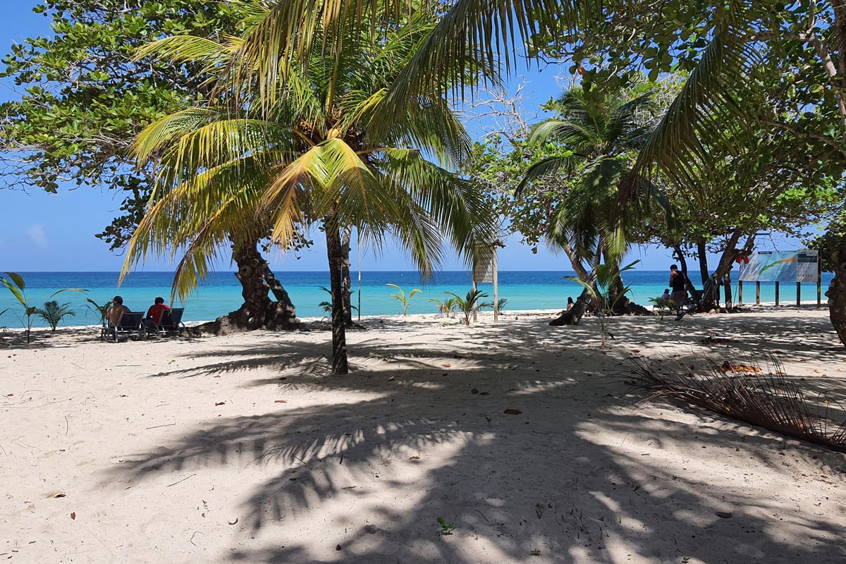 Roatán´s beaches are characterized by fine white sands and stunning sunsets.